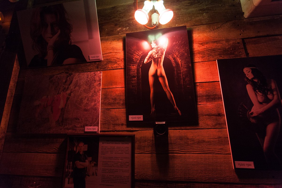 Параллельно в "Боссе" проходит выставка работ шибари-фотографа