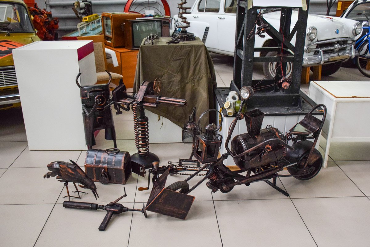 Здесь можно было увидеть интересные изделия из металла