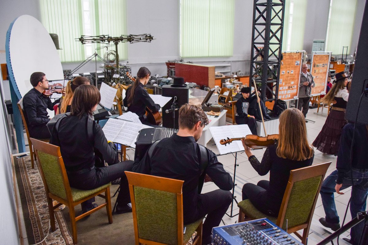 В зале играла живая музыка