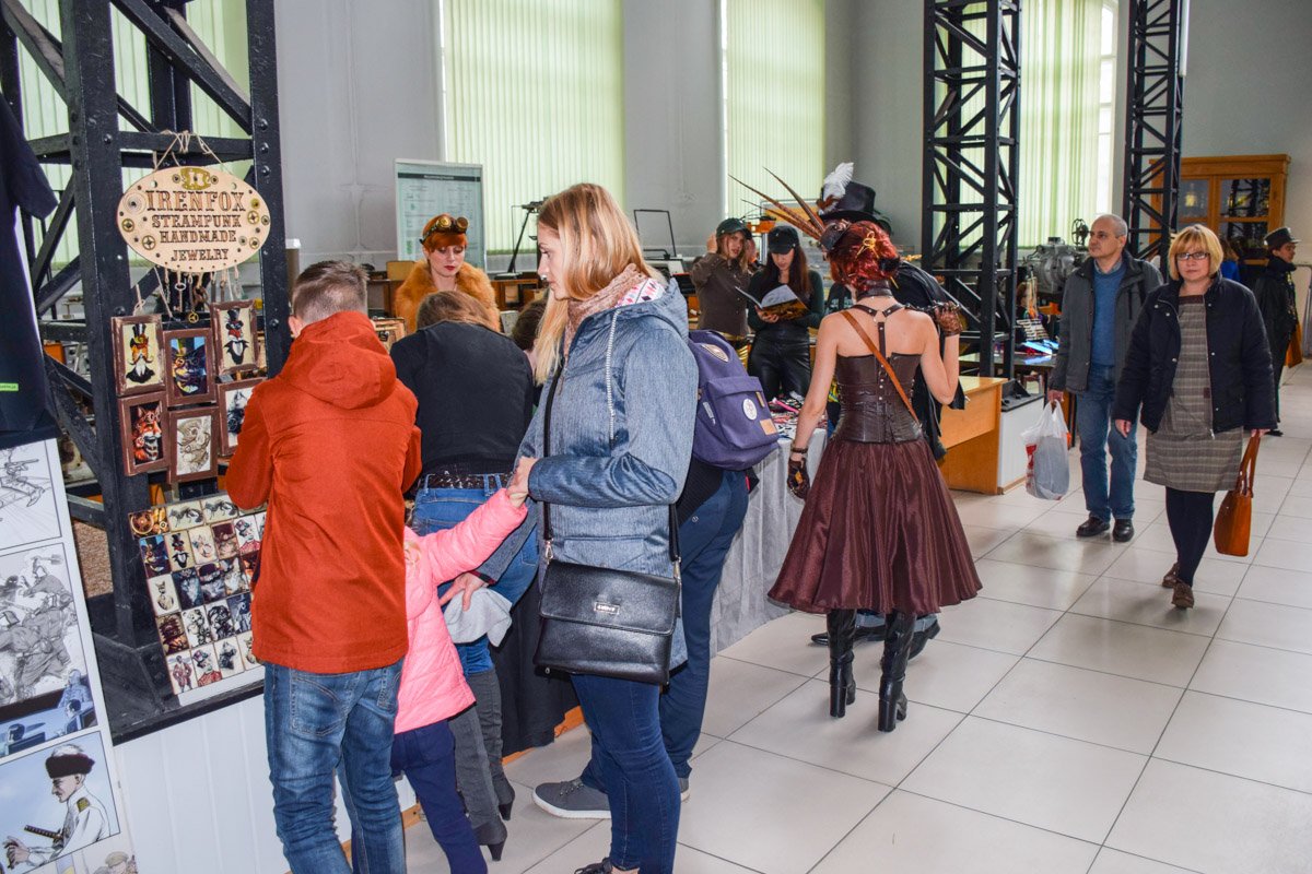 Посетители с интересом рассматривали экспонаты