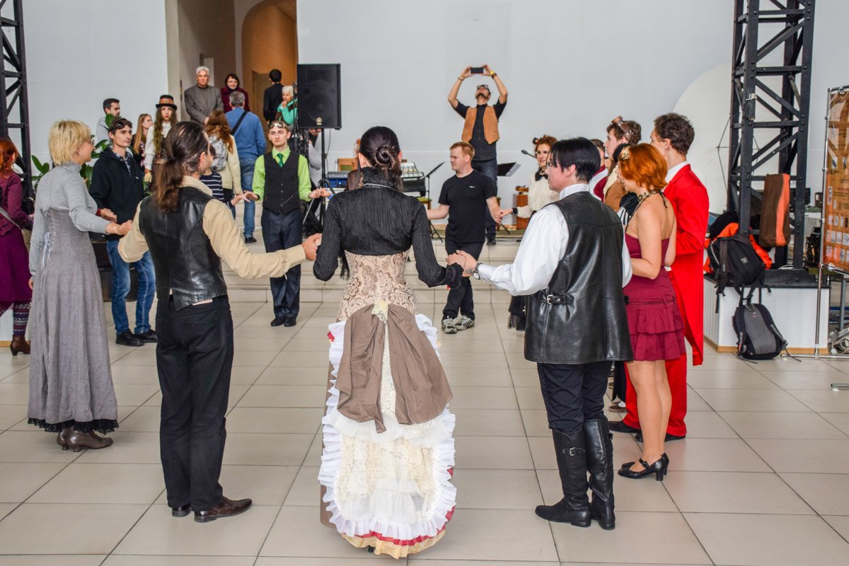 На фестивале учили старинным танцам