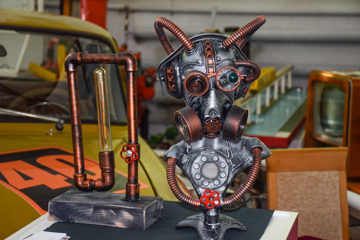 Причудливые экспонаты фестивальной выставки