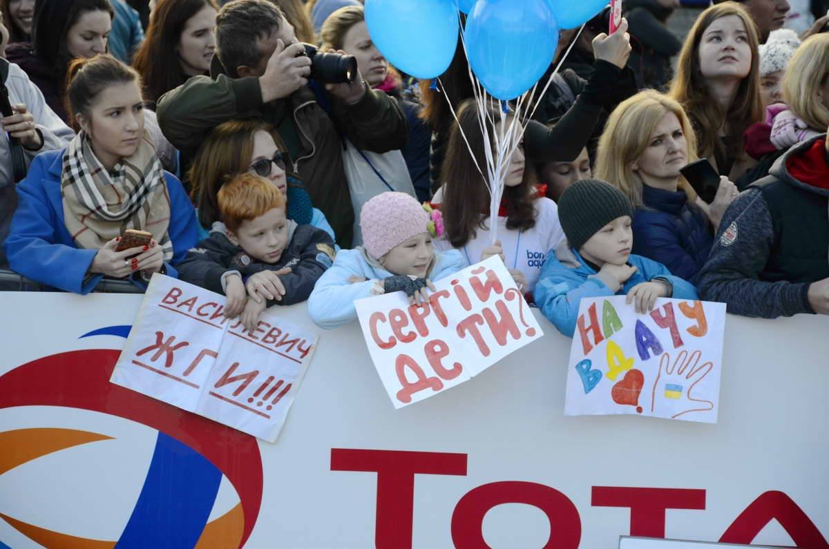 Группа поддержки бегунов на финише