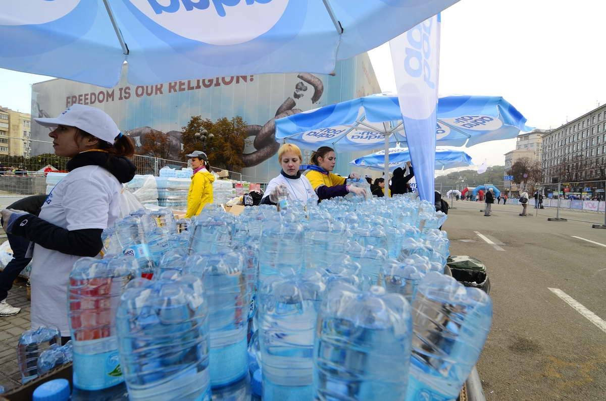 Всем участникам забега каждые 5 км давали воду и фрукты