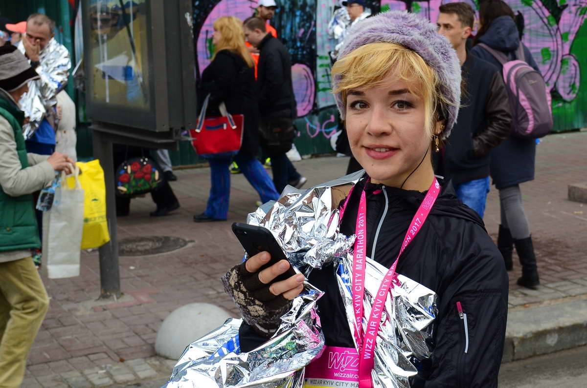 Участники на финише грелись специальными накидками из фольги