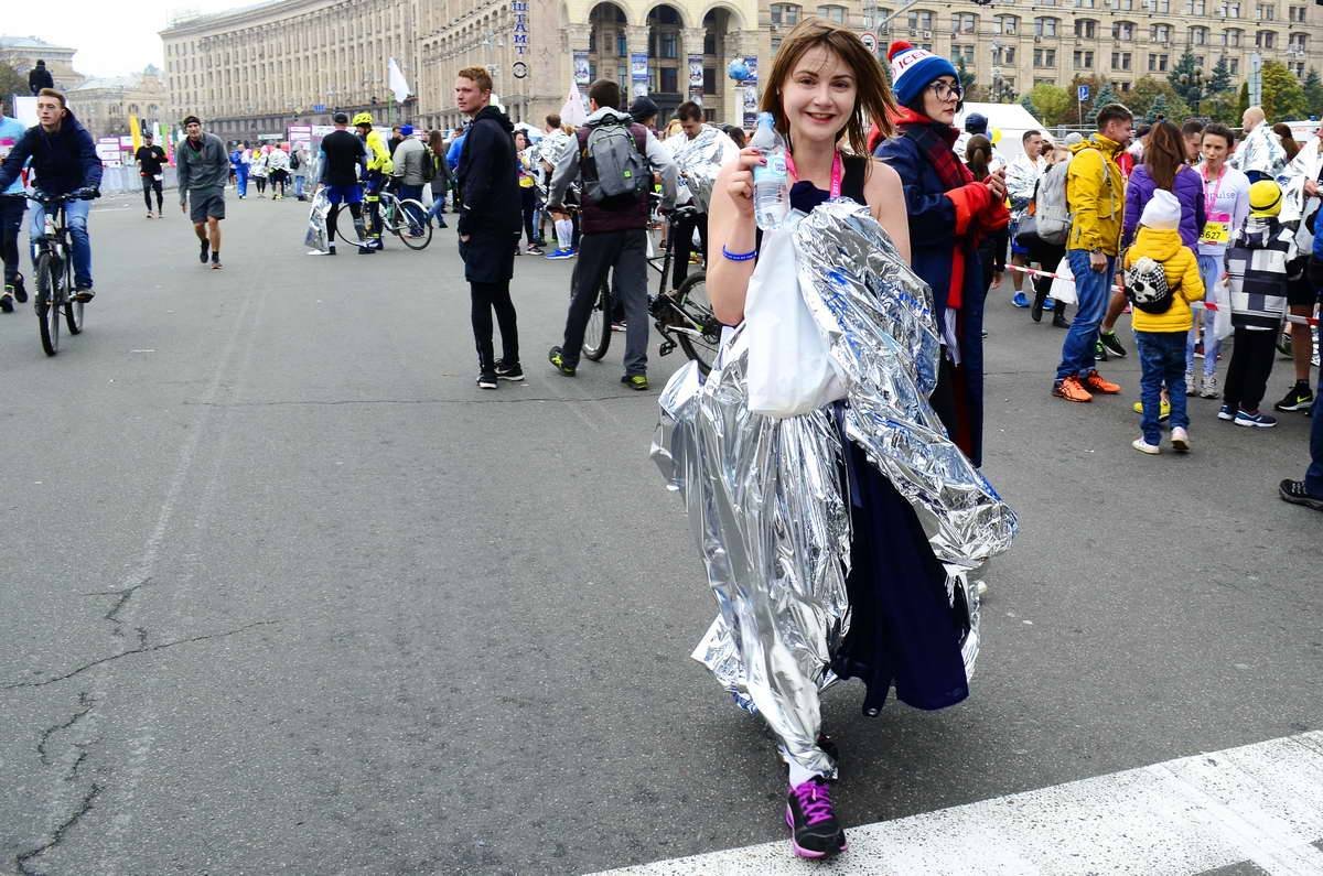 Многие грелись в таком термоодеяле после финиша