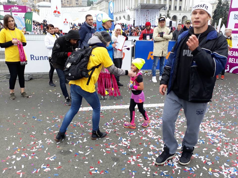 Фото: Kyiv Marathon/Facebook. Маленькую бегунью встречают на финише