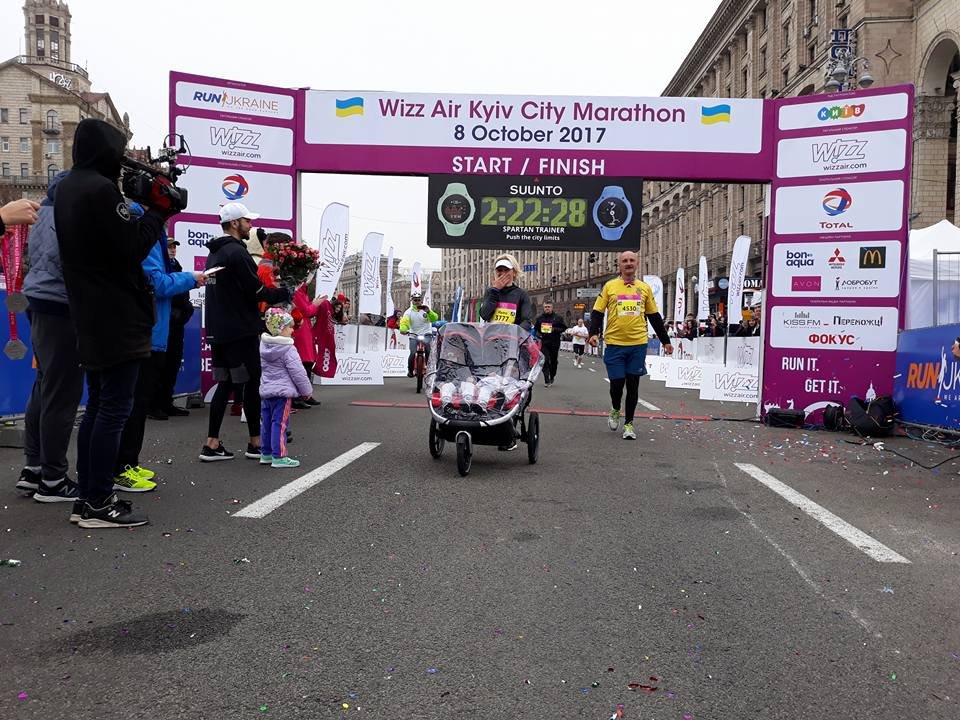Фото: Kyiv Marathon/Facebook. Во время забега дети Юлии мирно спали в коляске