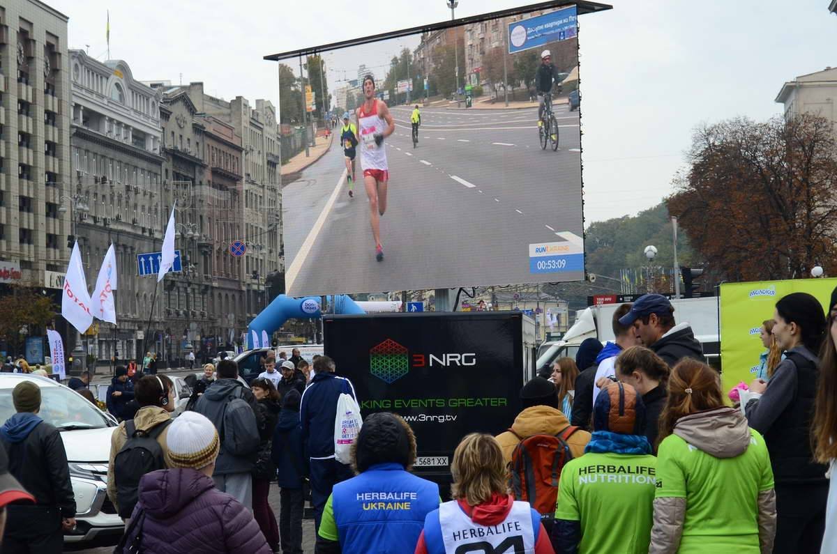 Наблюдать за лидерами в марафонской гонке можно было в онлайн-режиме на специальных экранах, которые установили на Майдане