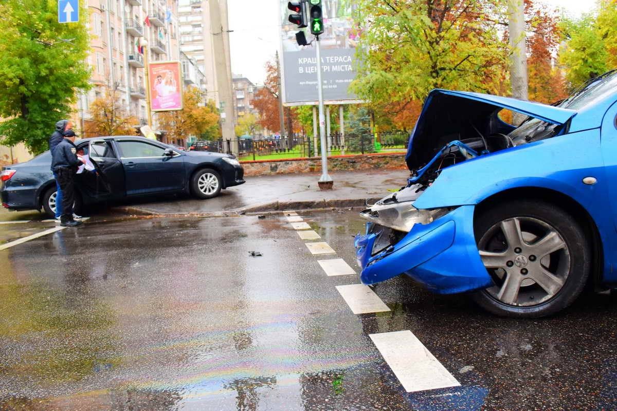 В результате ДТП оба авто получили серьезные повреждения