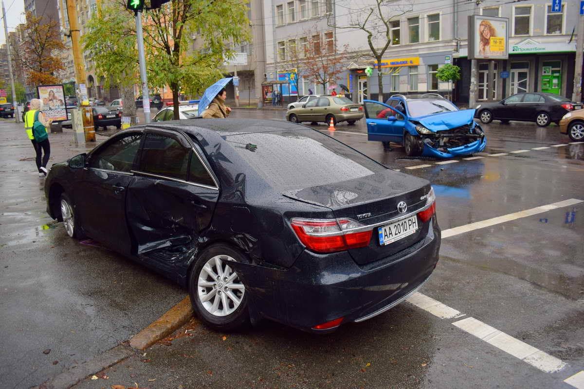 На месте аварии оба водителя пишут объяснительные