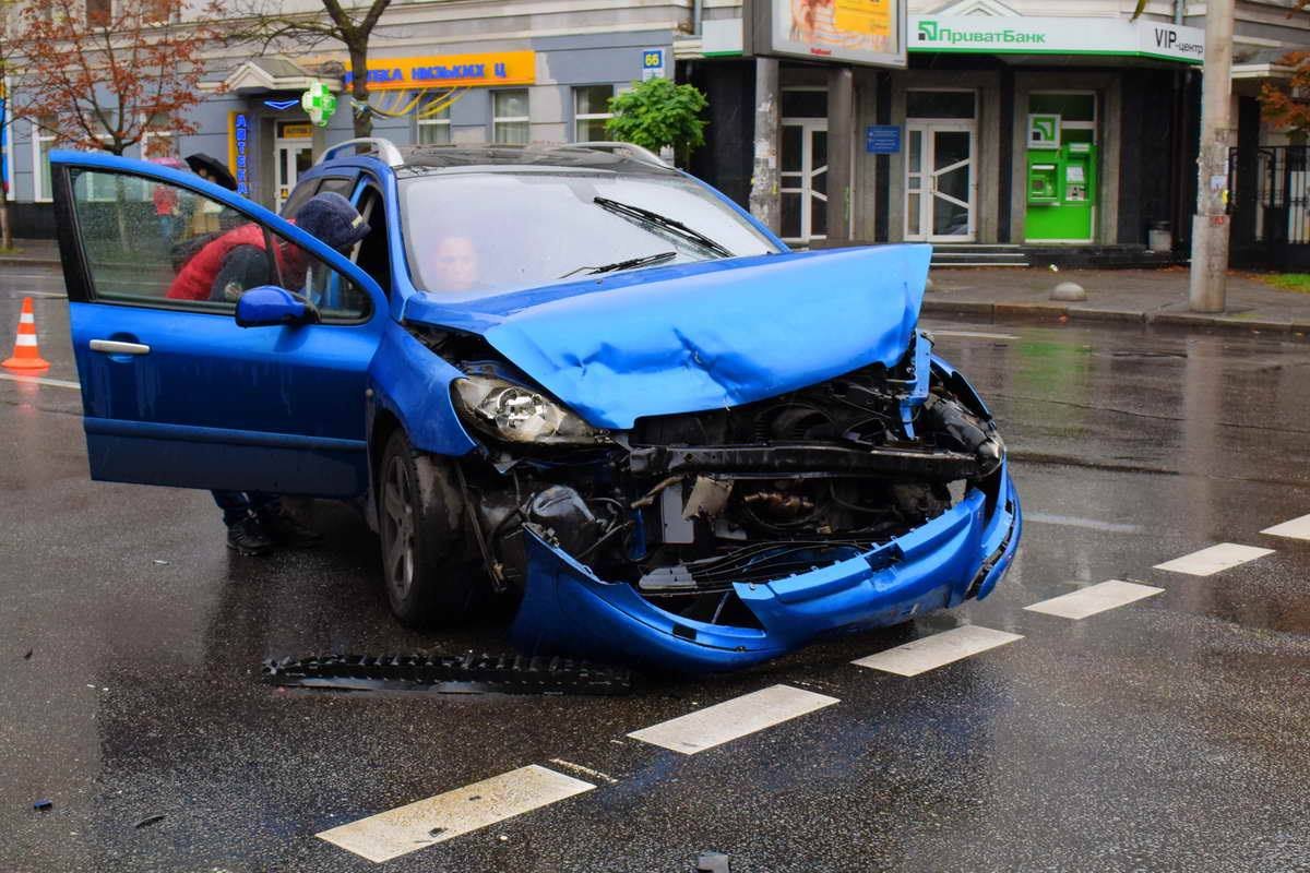 Несмотря на столкновения, пробки на этом участке дороги нет