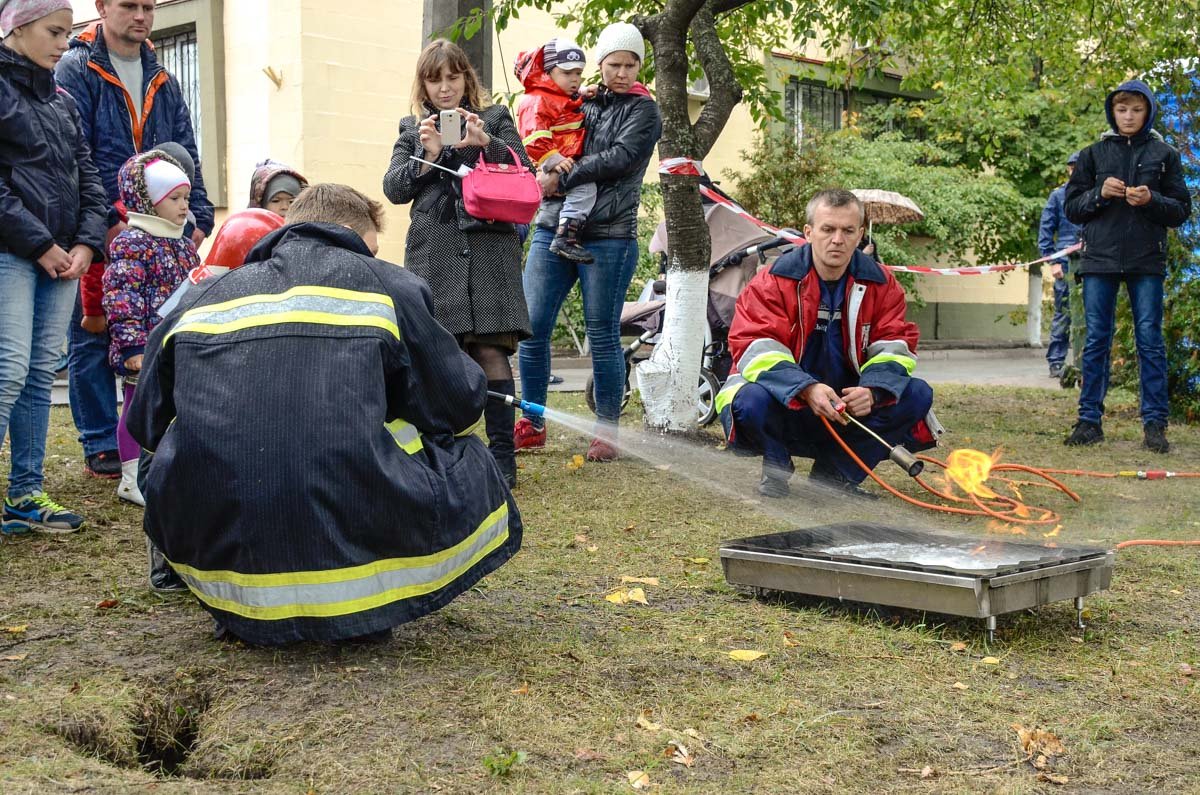 Дети учились тушить маленькие пожары огнетушителем