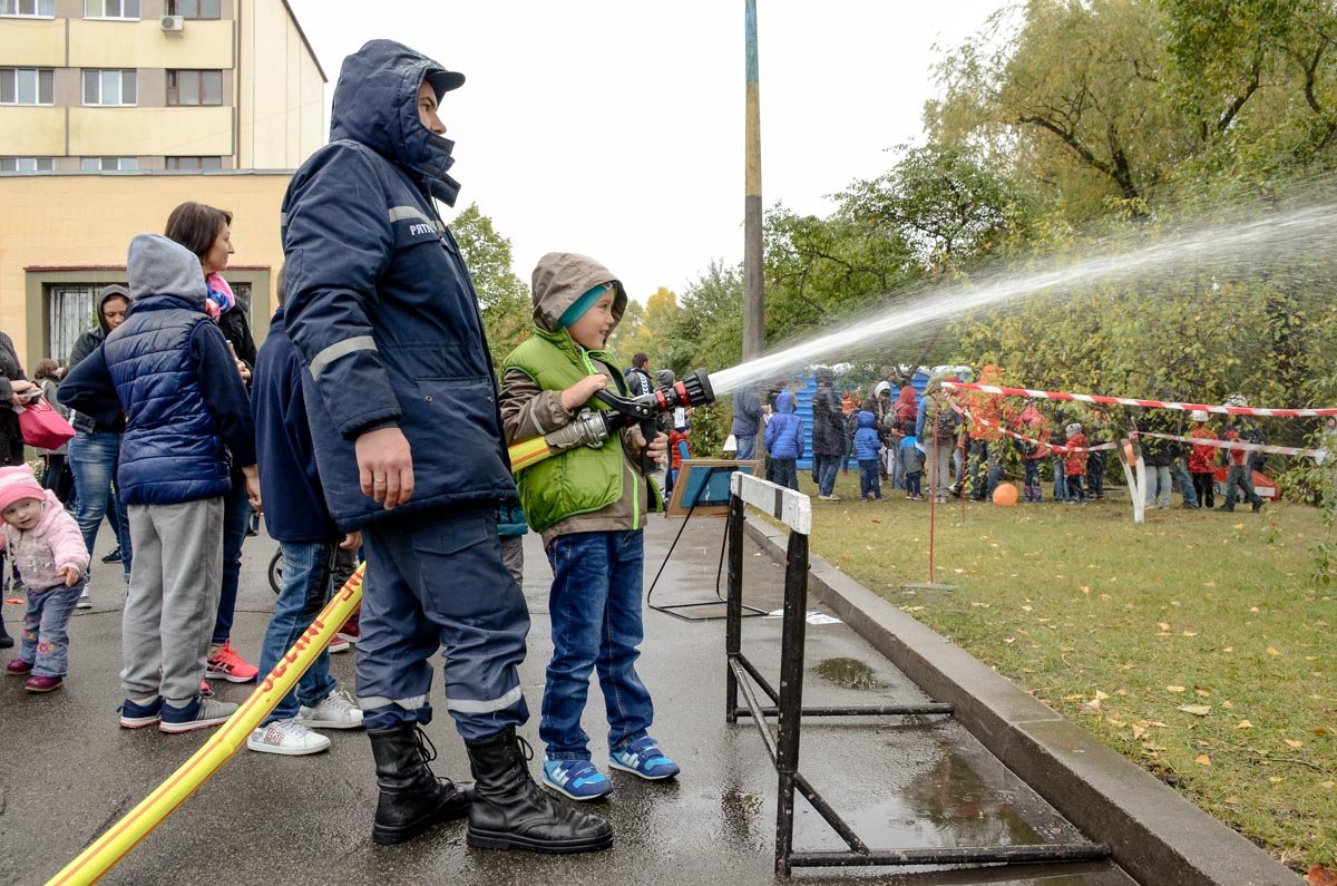 Соревнования по попаданию брандспойтом в мишень (источник возгорания)
