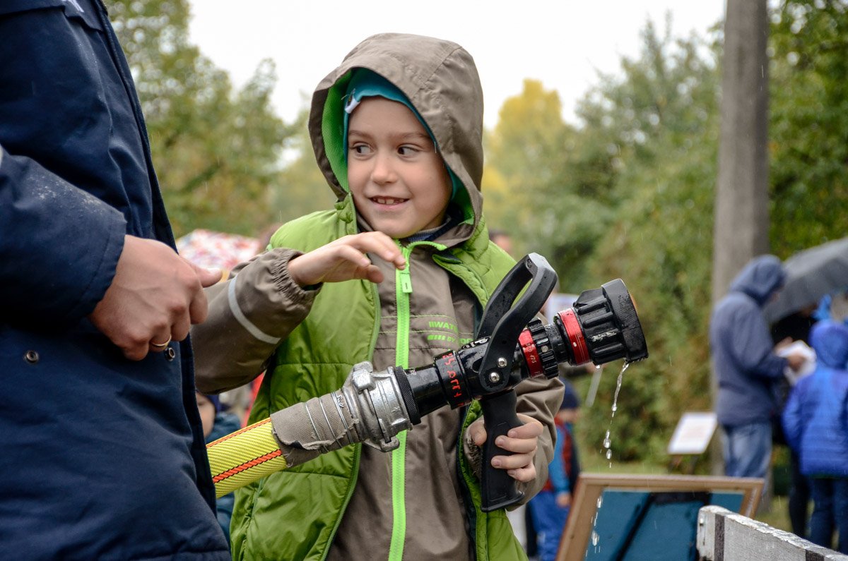 В Киеве малышей обучали тушить пожары и делать массаж сердца 3
