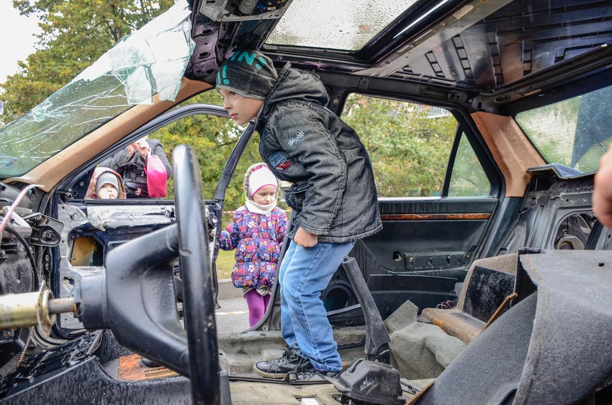 Дети охотно лезли внутрь авто