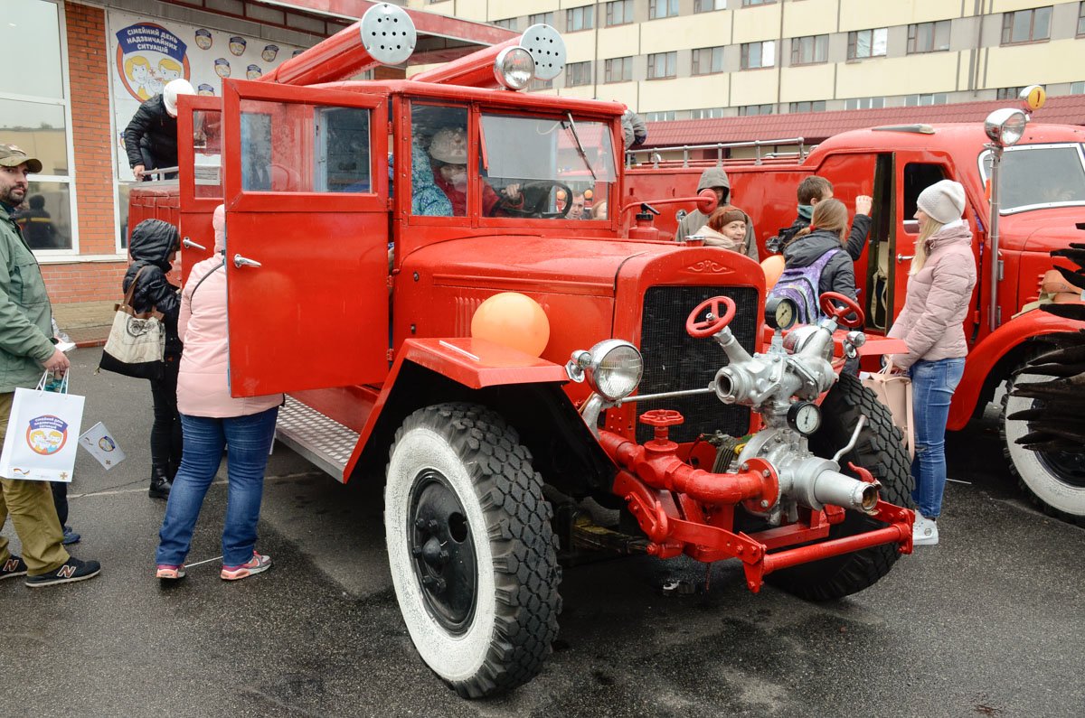 Можно было сфотографироваться на фоне пожарных машин