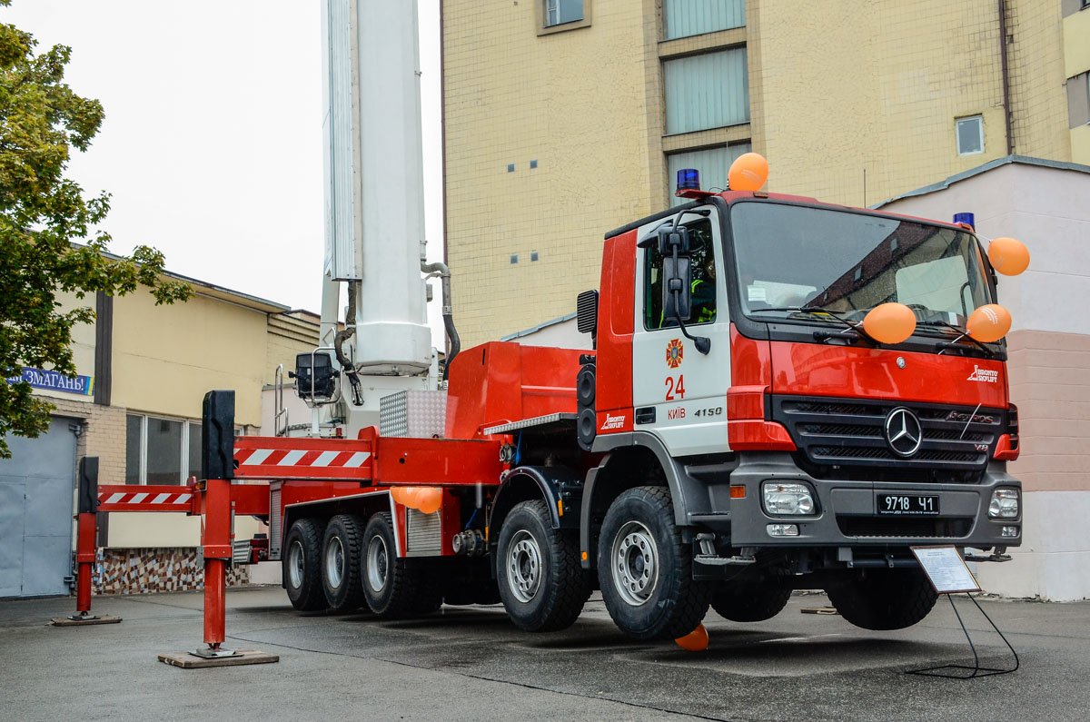 В Киеве малышей обучали тушить пожары и делать массаж сердца 11