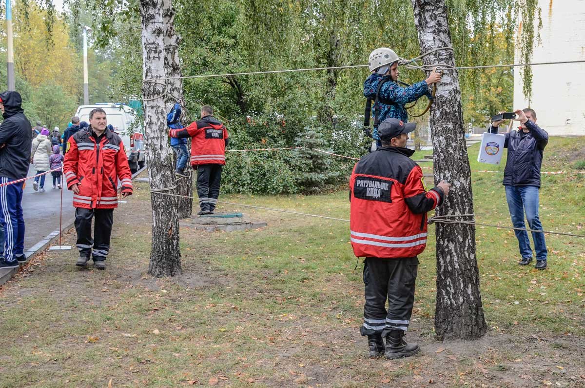 Юные пожарные преодолевают препятствия