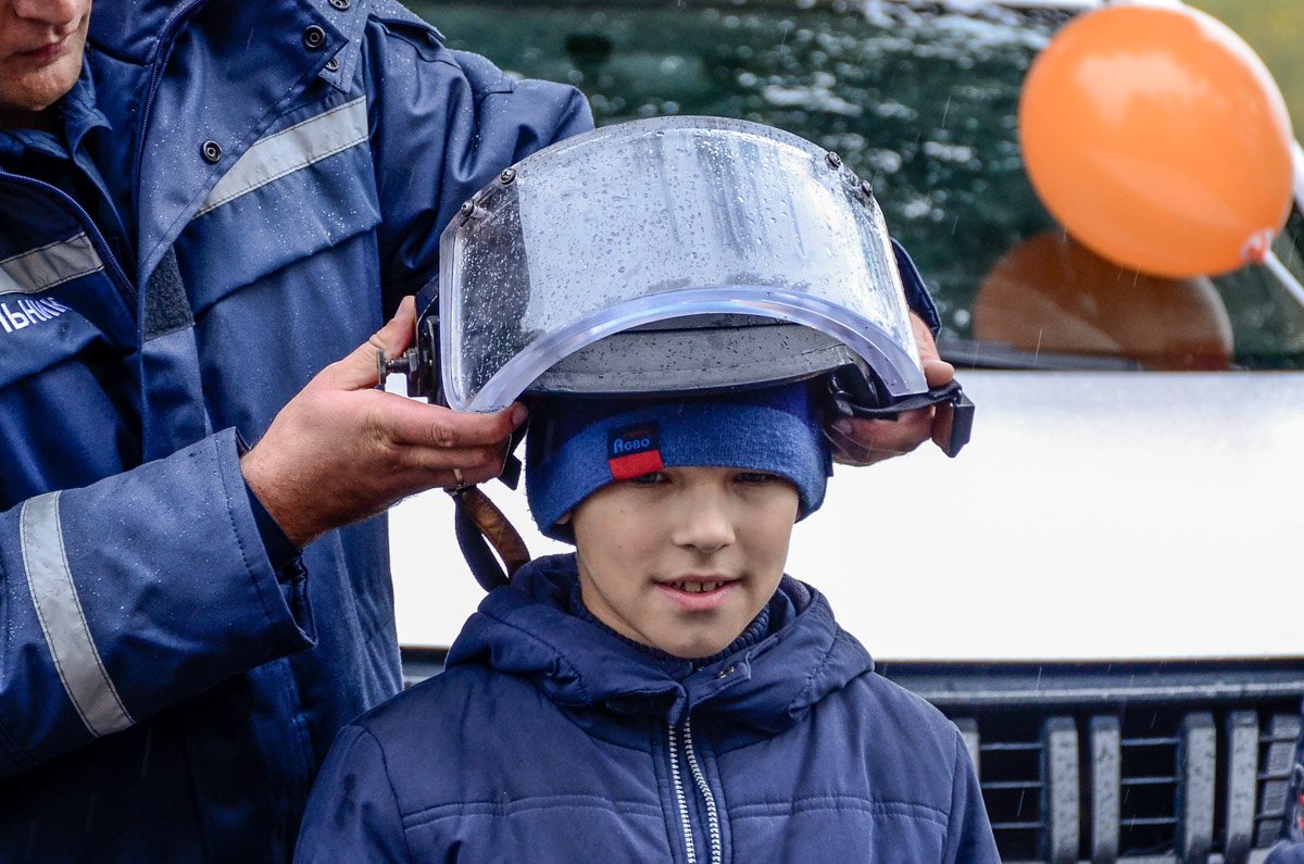 Взрывотехники дают малышам попробовать надеть их шлемы