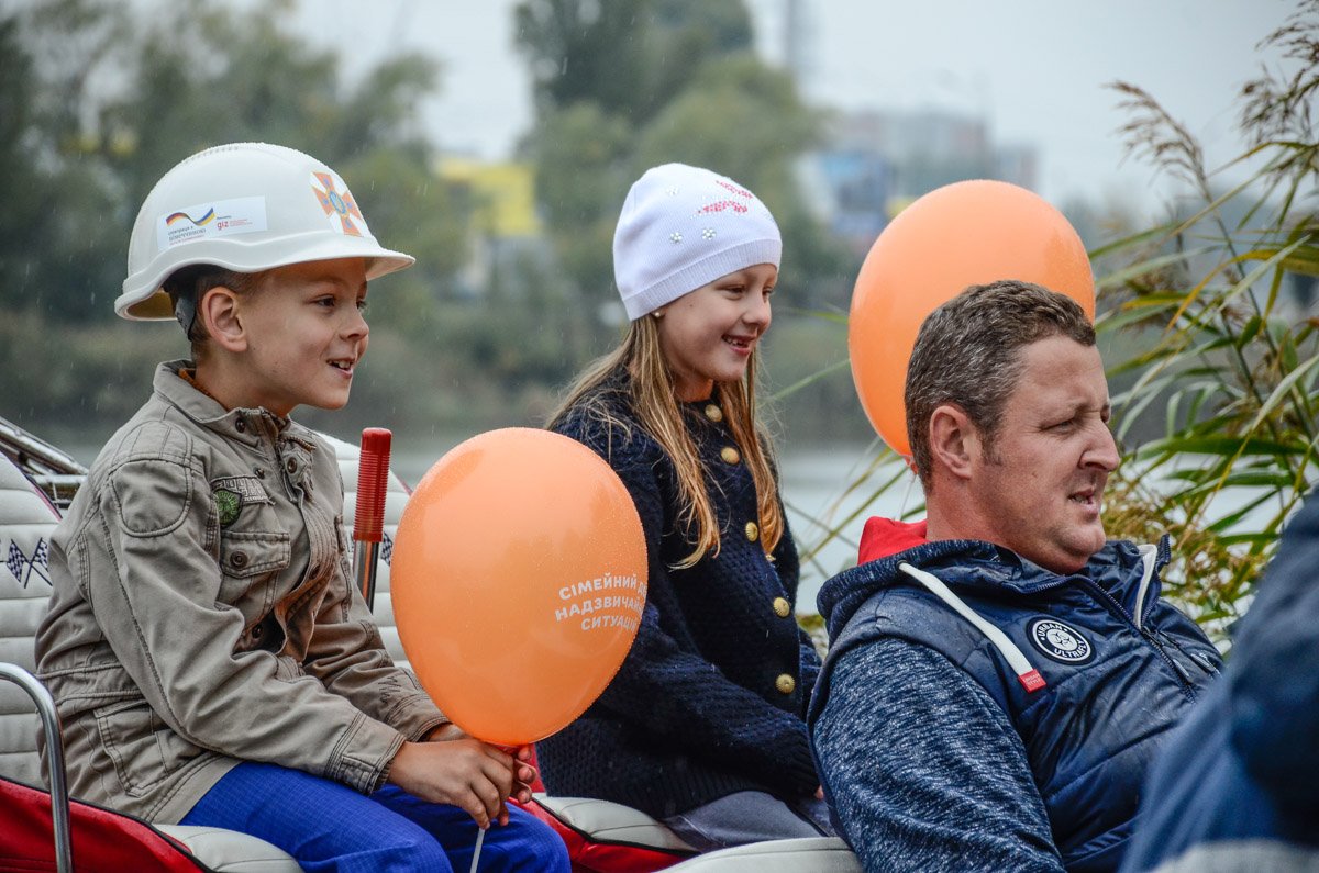 Семейный отдых на празднике удался. Малышей переполняли эмоции