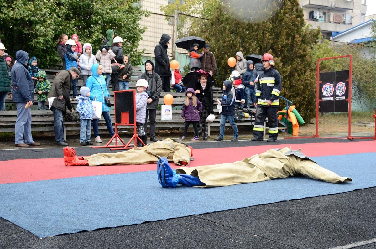 В Киеве малышей обучали тушить пожары и делать массаж сердца 25