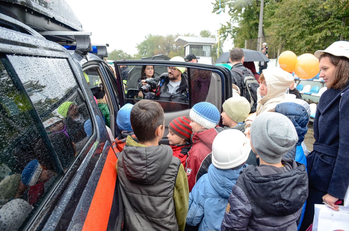 Детей пригласили сесть во внедорожник, после чего спасатели продемонстрировали свою силу, протянув машину с детишками почти на 100 метров