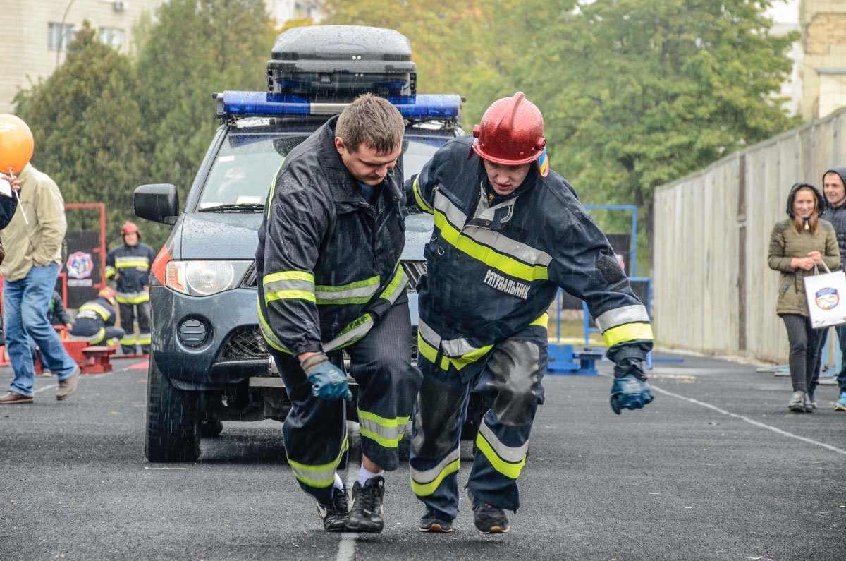 В Киеве малышей обучали тушить пожары и делать массаж сердца 32