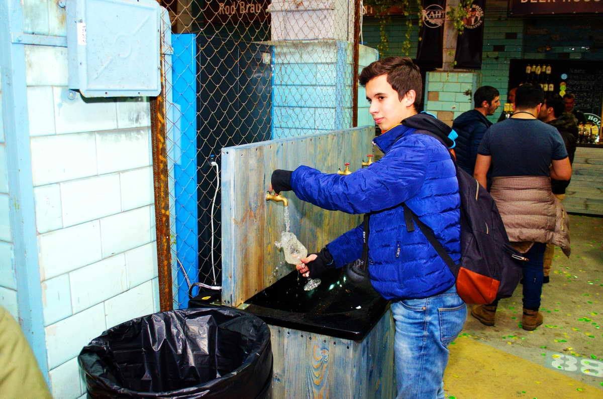 На пивном празднике каждому выдавали индивидуальный бокал