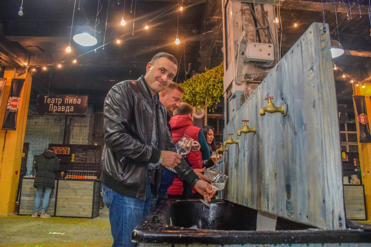 Каждый самостоятельно следил за чистотой своего бокала