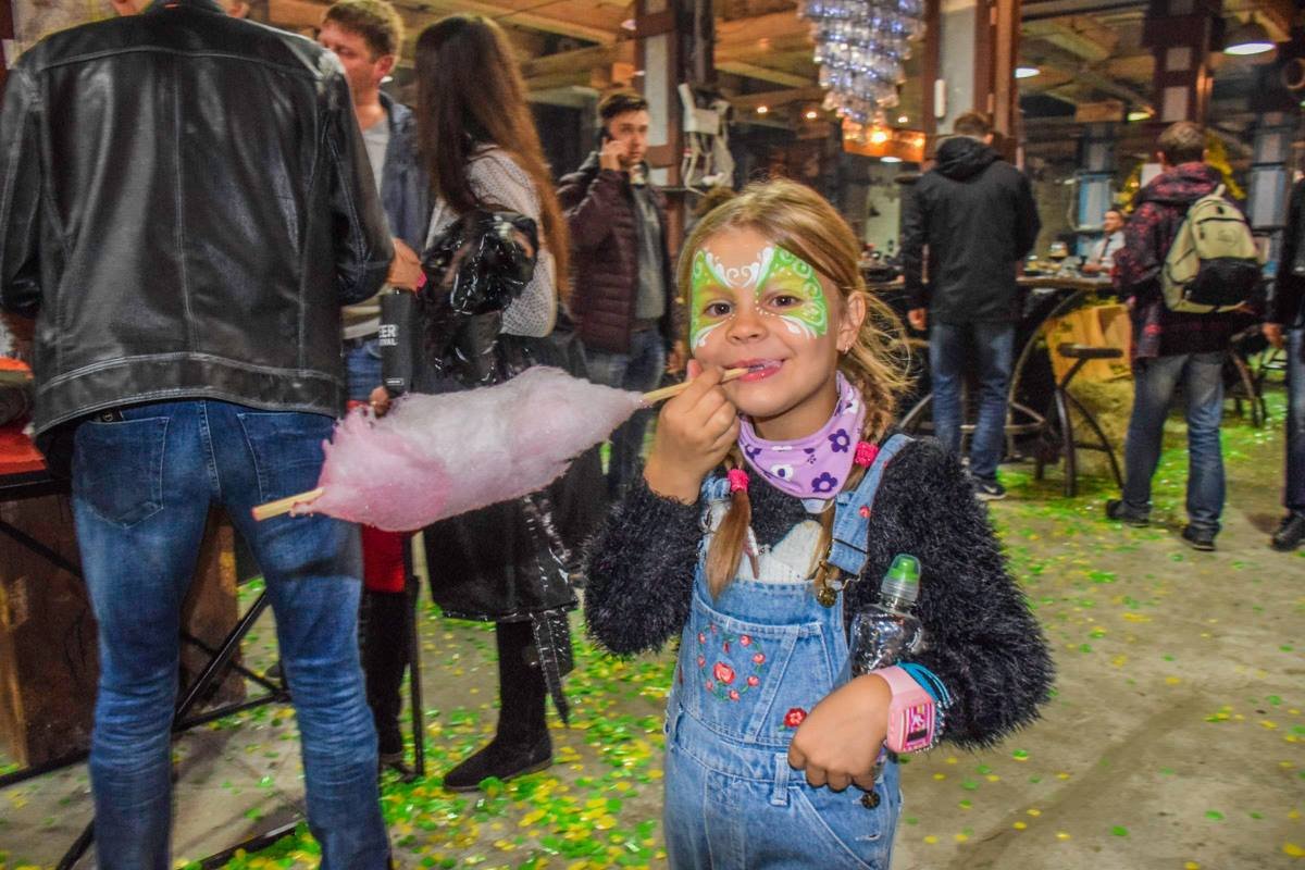 Многие пришли на фестиваль с детьми