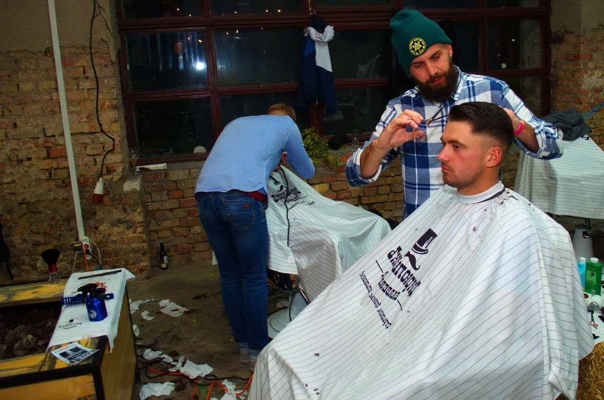 Здесь можно было не только попробовать вкусного пива, но и привести в порядок прическу