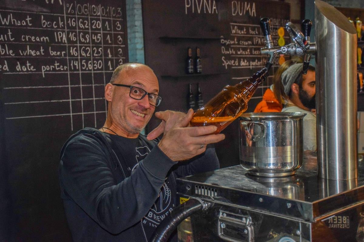 Пивовары только и успевали наполнять бокалы