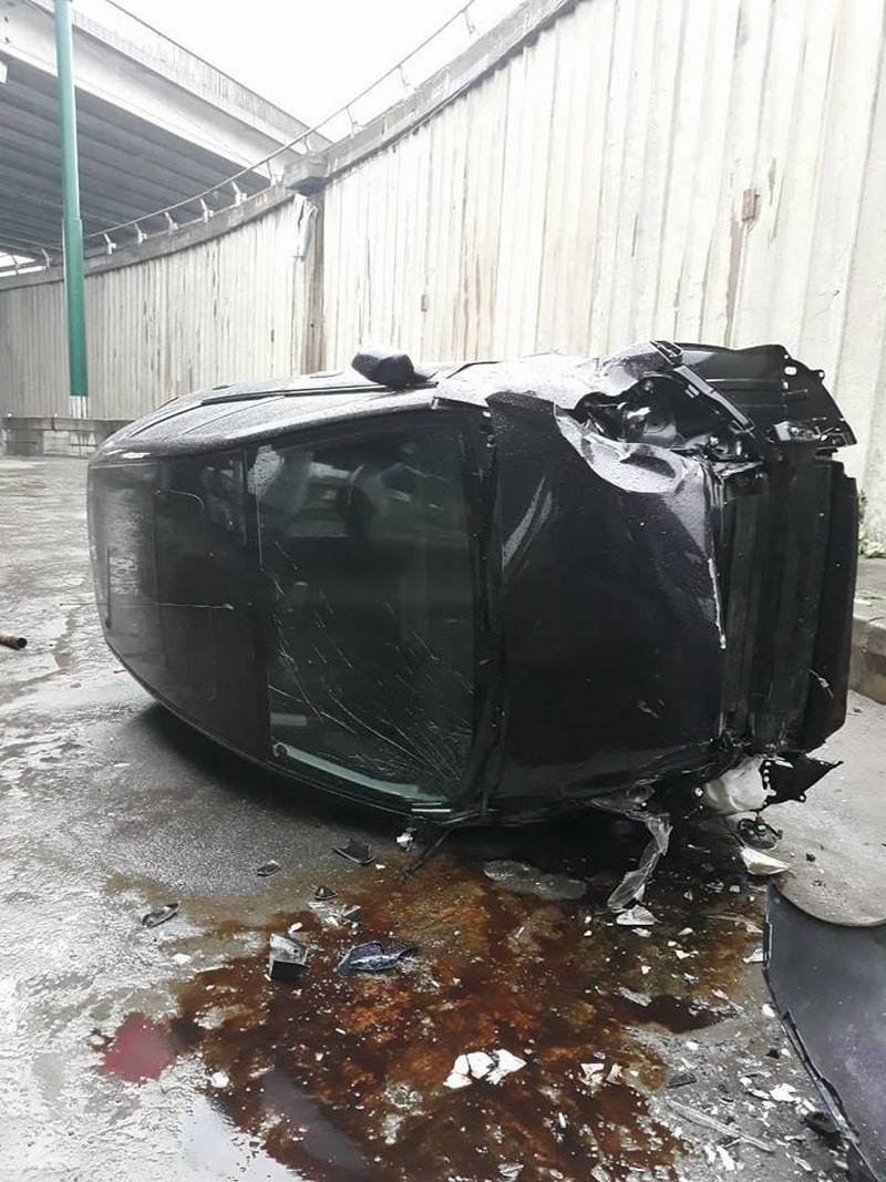 Honda превысила скорость и слетела с моста