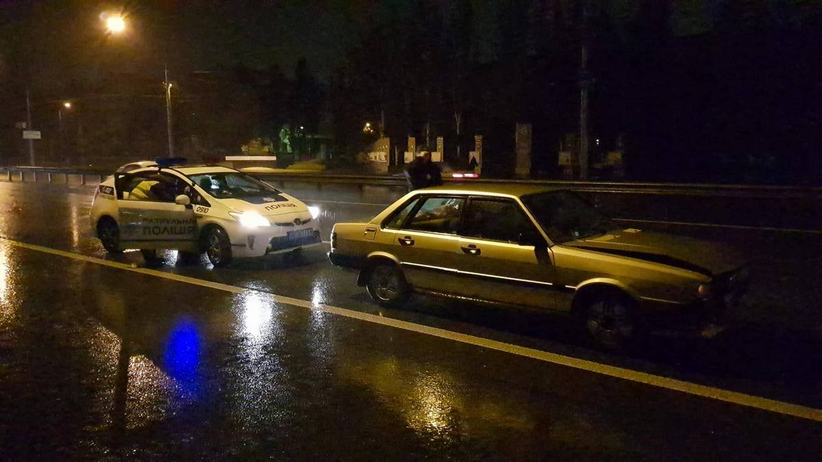 Вначале столкнулись два авто, еще три врезались в них по инерции