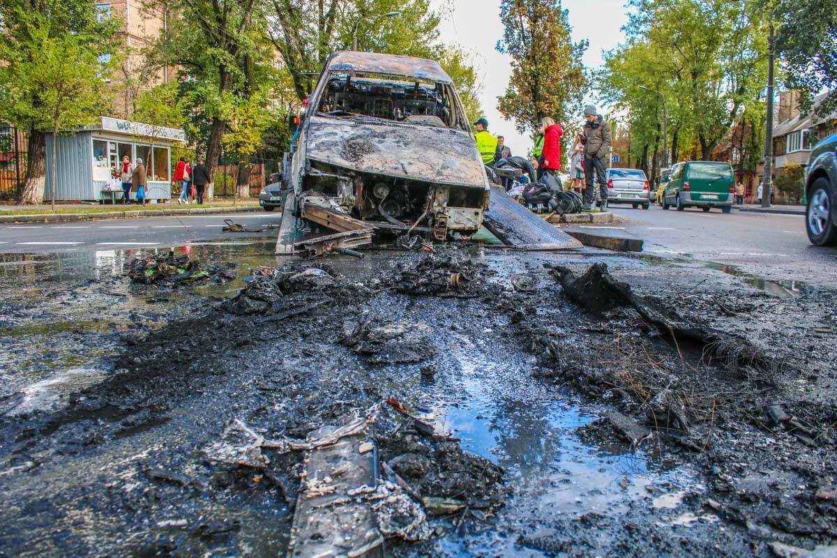 В районе Дорогожичей посреди дороги загорелся автомобиль