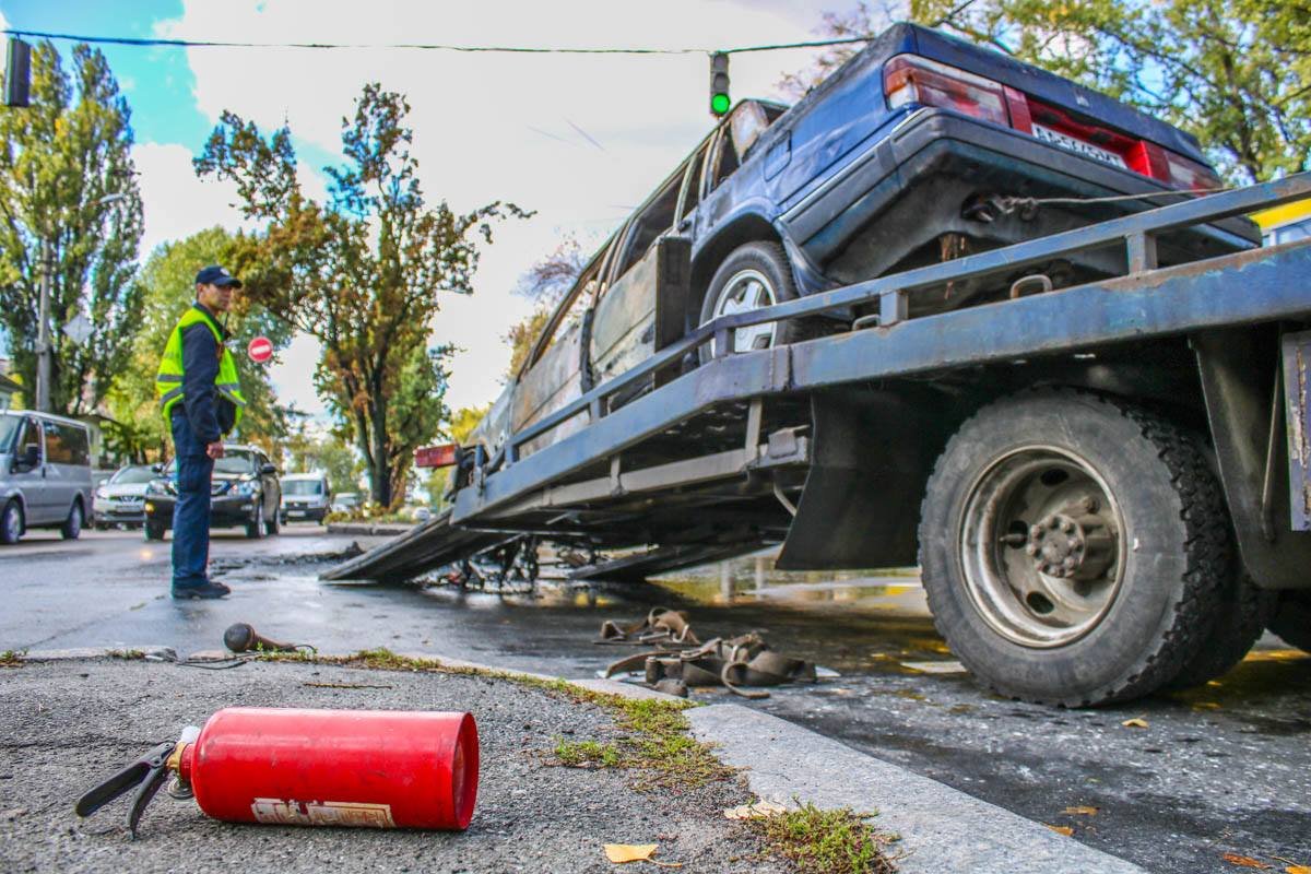 Водитель успел выскочить из авто и спасти некоторые вещи