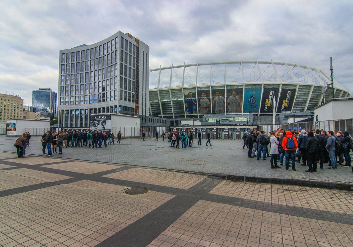 У стадиона уже собираются болельщики