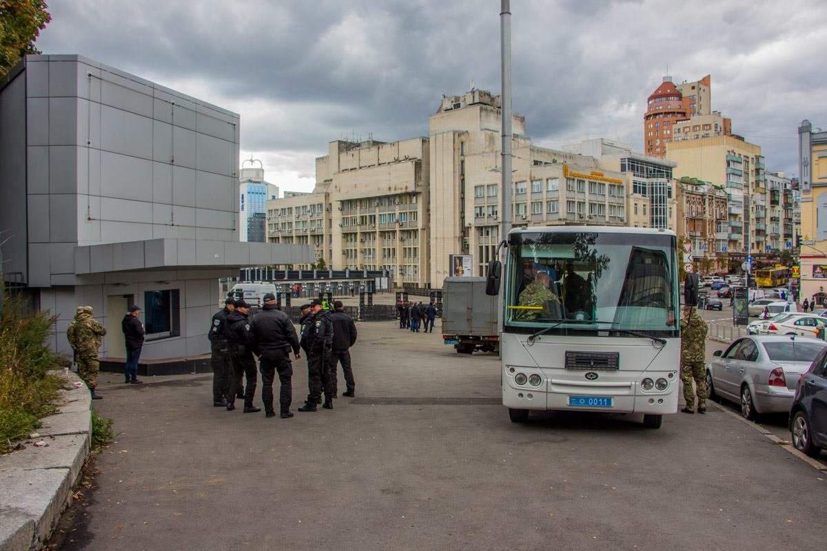 Полиция несет службу в усиленном режиме