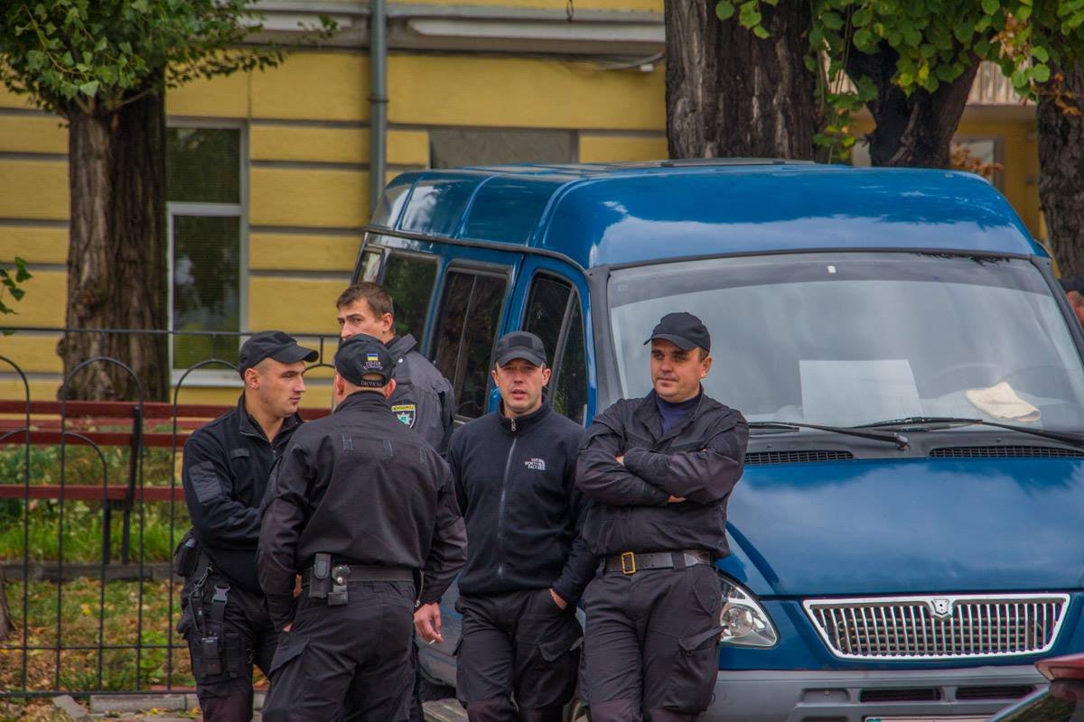 Полиция также будет охранять остановки и метро