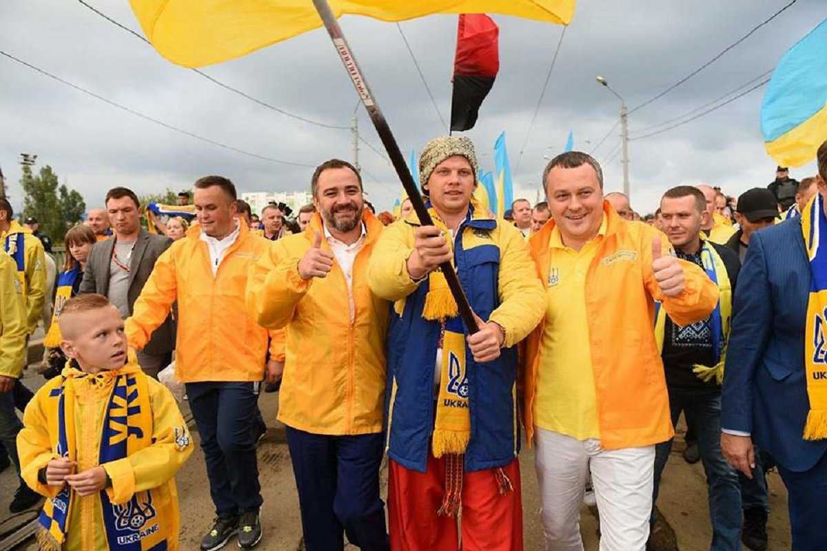 В Киеве прошел марш на поддержку сборной Украины по футболу