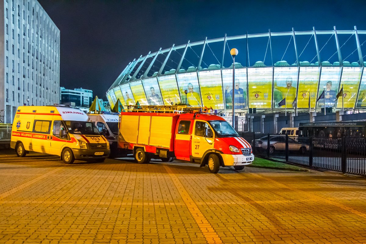 Около стадиона все время патрулировали скорая помощь и пожарная машина