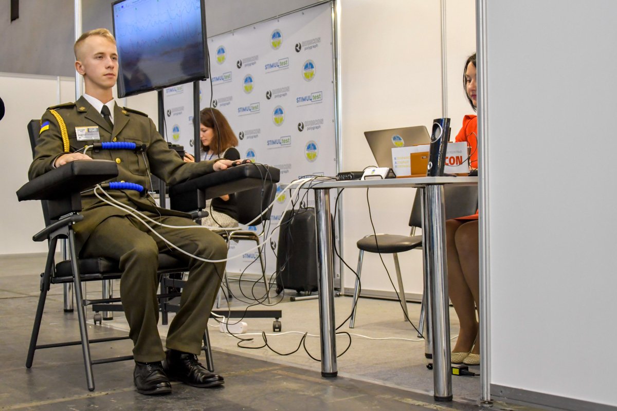 Более двух часов происходят допросы на полиграфе