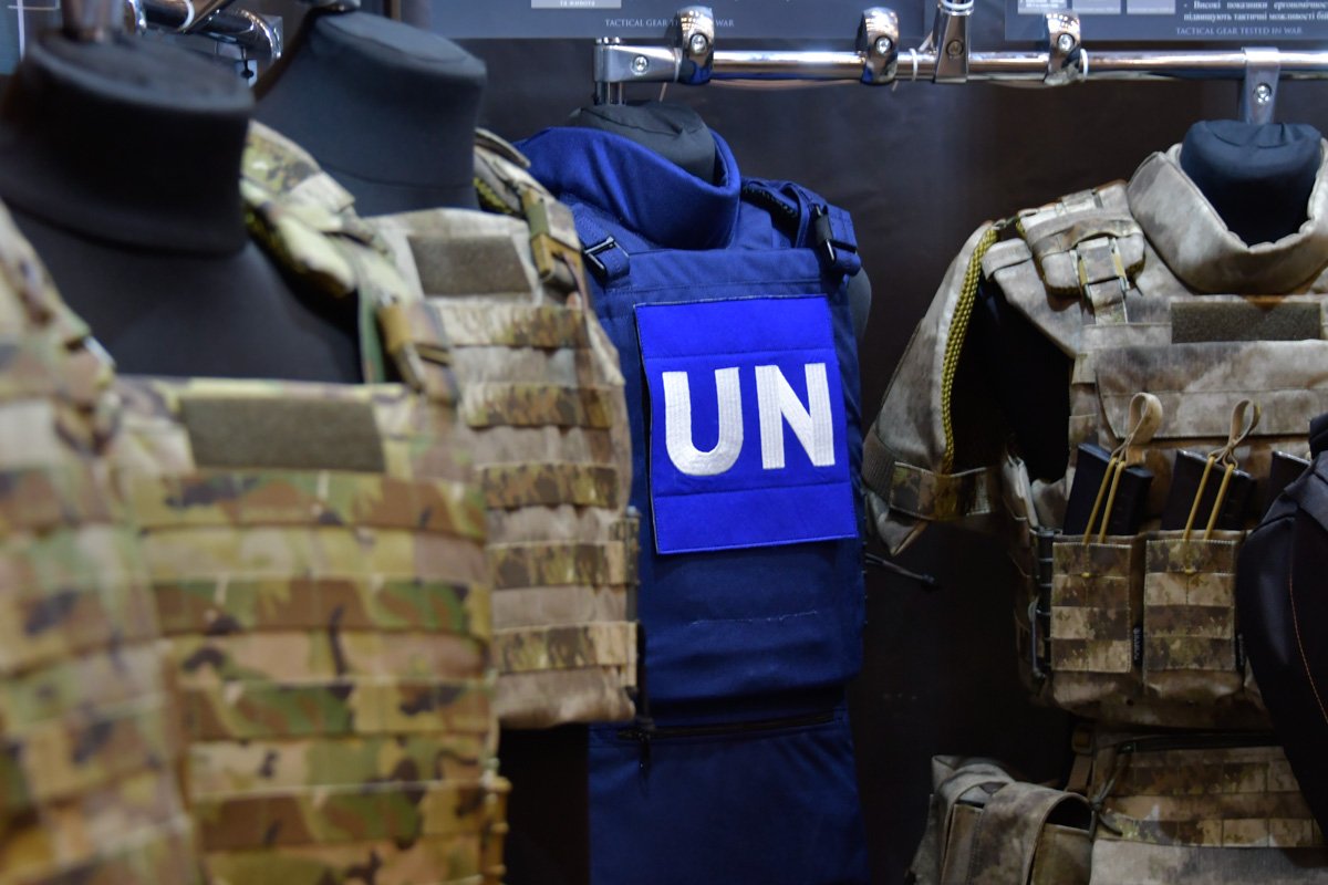 В месяц фирма производит 15 000 бронежилетов