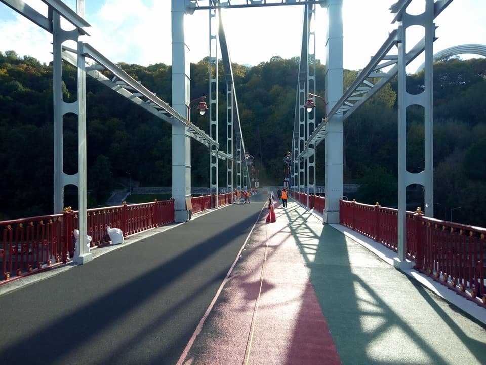 На Пешеходном мосту делают велодорожки