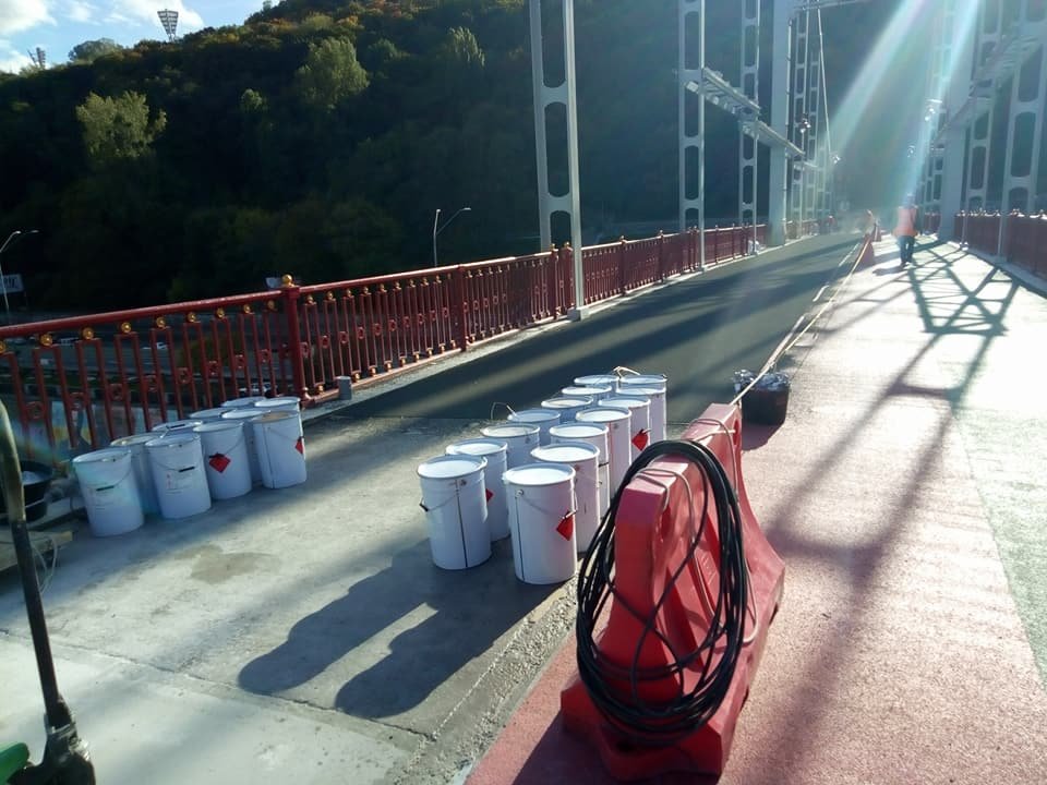 На мосту еще идут работы