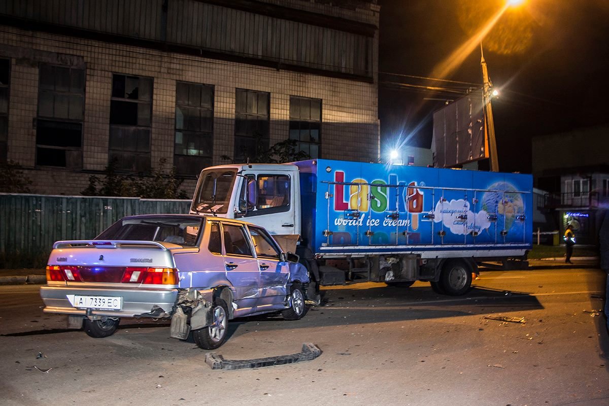 Lada врезался в два автомобиля