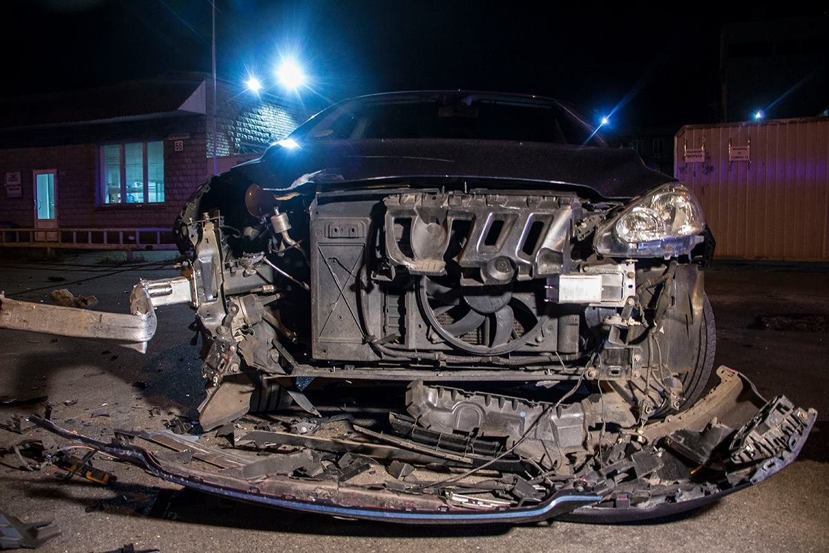 У Peugeot полностью разбита передняя часть