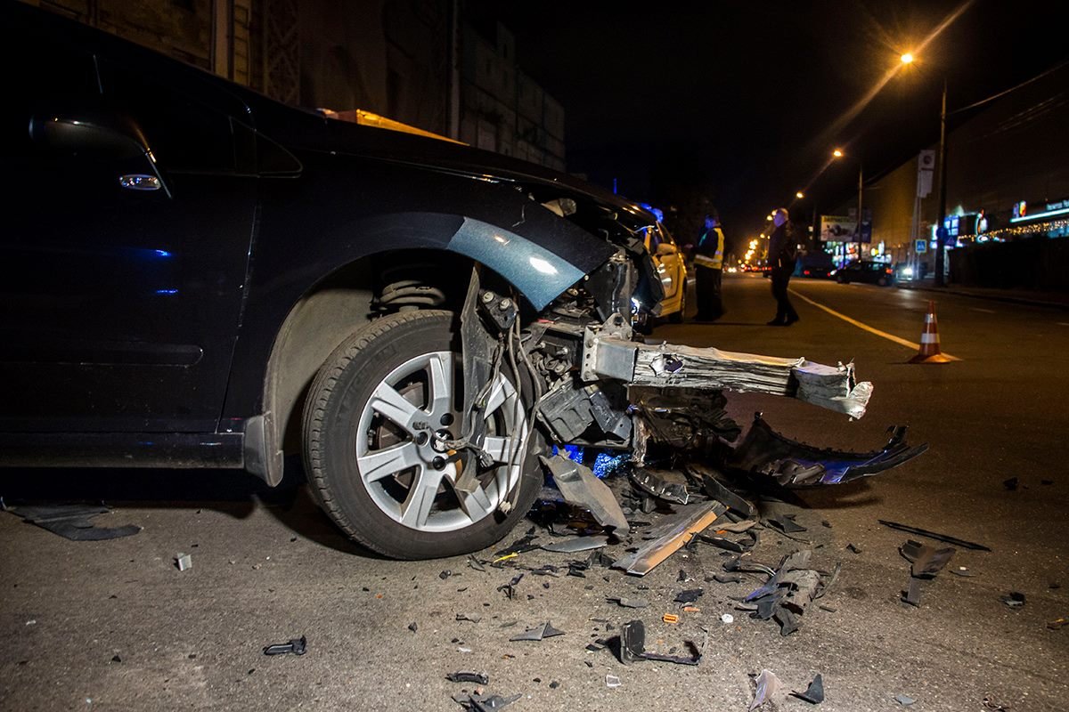 Запчасти машины разлетелись по дороге