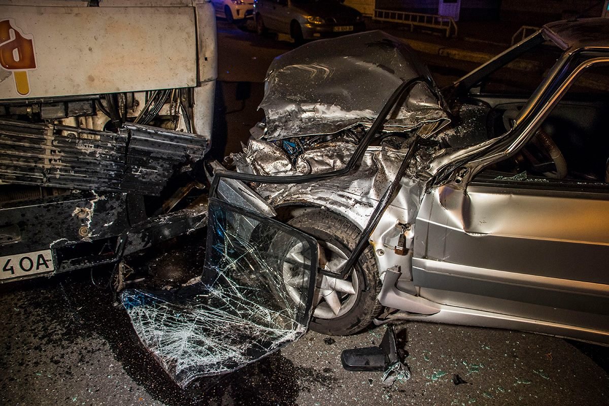 Из-за удара у легковушки вылетело переднее стекло